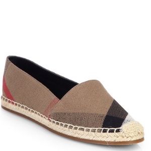 โขBURBERRY โข